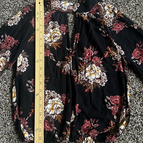 Chloe & Katie Black Floral Blouse - Picture 5 of 9